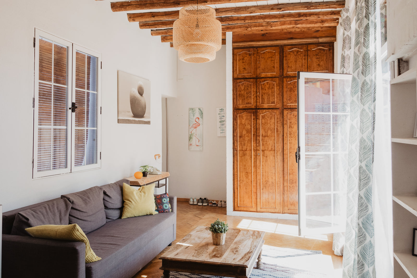 Interior luminoso de uma casa, com uma sala de estar acolhedora